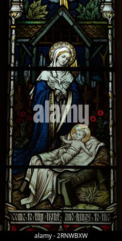 Maria und Jesuskind Buntglas, St. Peter`s Church, Ipsley, Redditch, Worcestershire, Großbritannien Stockfoto